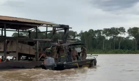 Garimpo ilegal sofre prejuízo milionário após PF destruir 29 embarcações no Rio Madeira