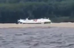 VÍDEO mostra início de naufrágio de lancha no Encontro das Águas; seis seguem desaparecidos