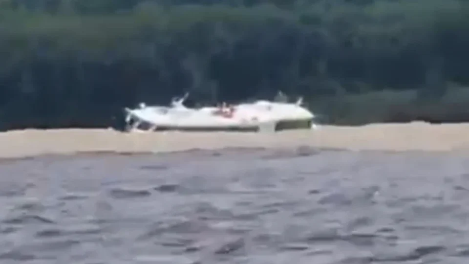 VÍDEO mostra início de naufrágio de lancha no Encontro das Águas; seis seguem desaparecidos