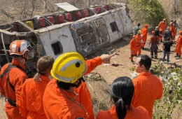 Ônibus capota em Alagoas e deixa 15 mortos