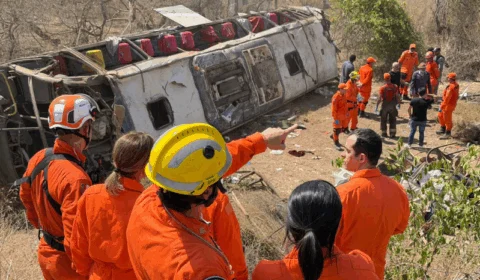 Ônibus capota em Alagoas e deixa 15 mortos