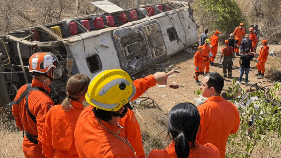 Ônibus capota em Alagoas e deixa 15 mortos