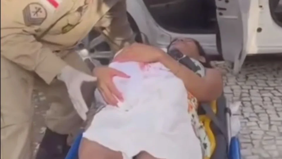 VÍDEO: mulher dá à luz dentro de carro de aplicativo a caminho de maternidade em Manaus
