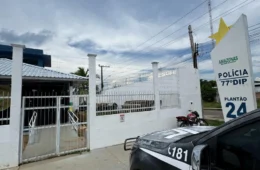 Padrasto tortura criança e joga enteado pela janela em Novo Airão; mãe é presa