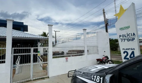 Padrasto tortura criança e joga enteado pela janela em Novo Airão; mãe é presa