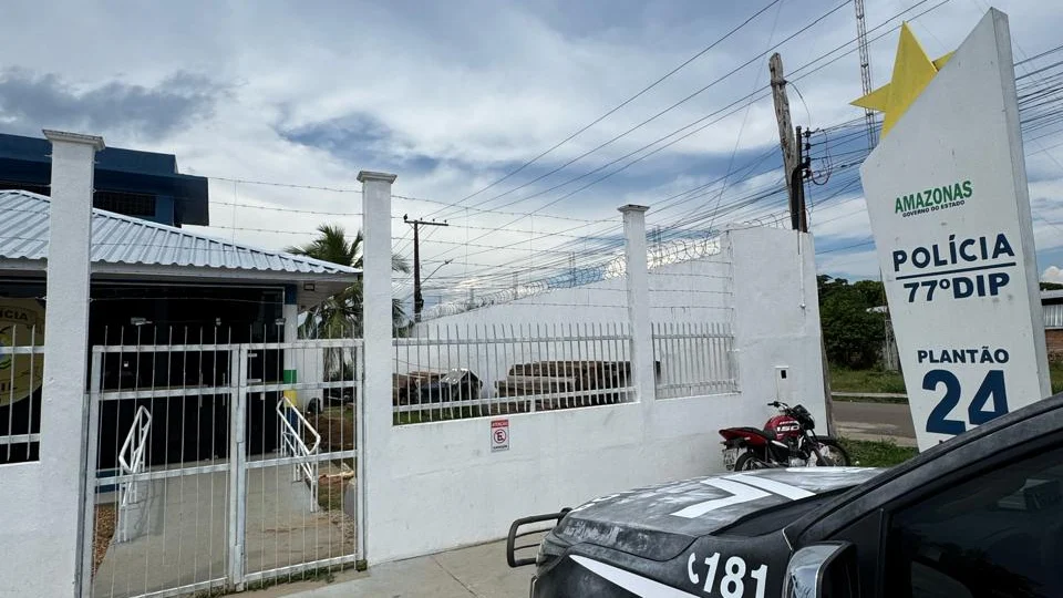 Padrasto tortura criança e joga enteado pela janela em Novo Airão; mãe é presa