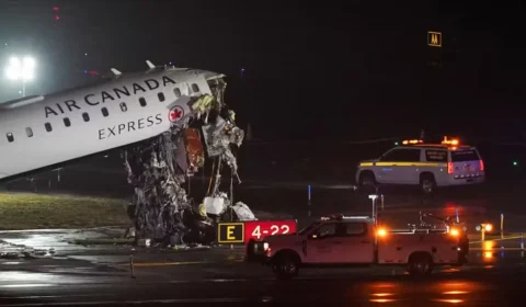 Avião colide com caminhão de bombeiros em aeroporto de Nova York; piloto e copiloto morreram