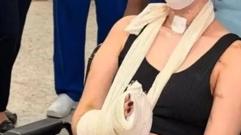 Jovem esfaqueada 30 vezes após recusar namoro recebe alta hospitalar