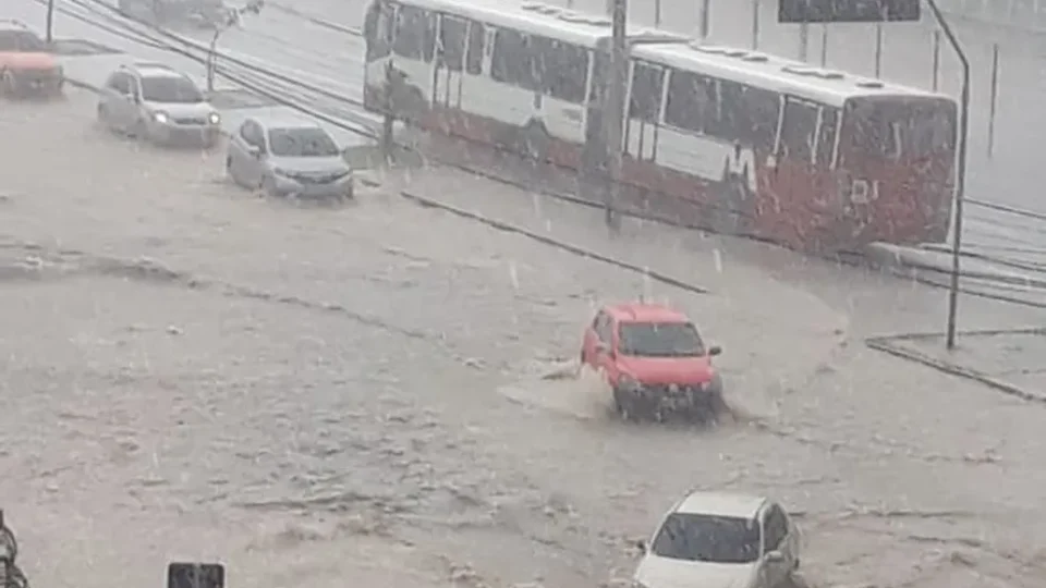VÍDEO: fortes chuvas colocam Manaus em alerta de risco severo