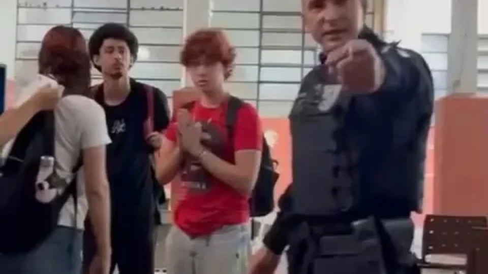 VEJA VÍDEO: policial agride estudante durante manifestação em escola estadual no Largo do Machado