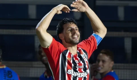 São Paulo vence e segue líder; Vasco e Cruzeiro empatam em jogo de seis gols