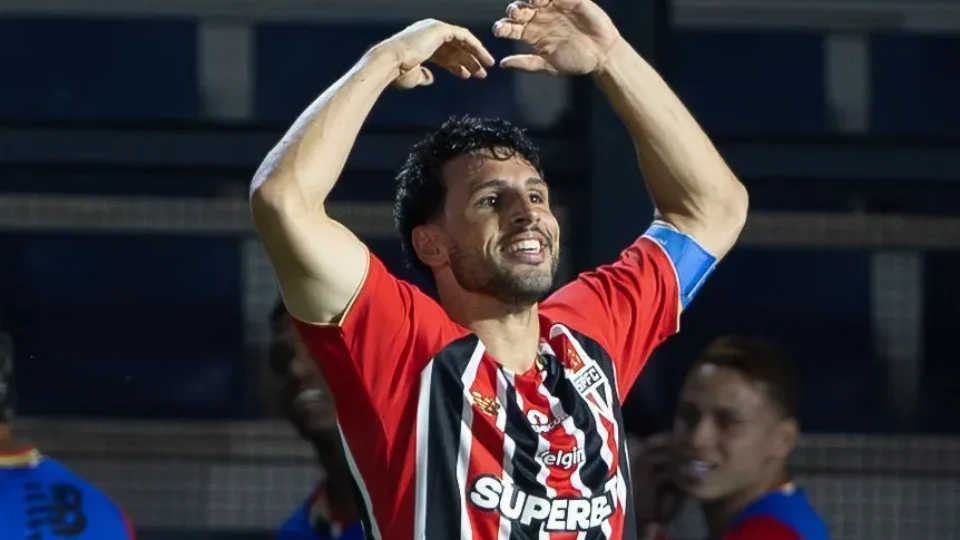 São Paulo vence e segue líder; Vasco e Cruzeiro empatam em jogo de seis gols