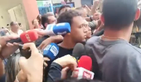 Suspeito de estupro coletivo em Copacabana deixa delegacia sob escolta para presídio no Rio