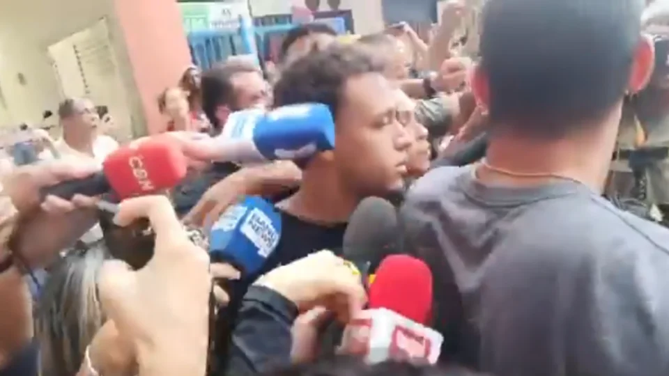 Suspeito de estupro coletivo em Copacabana deixa delegacia sob escolta para presídio no Rio