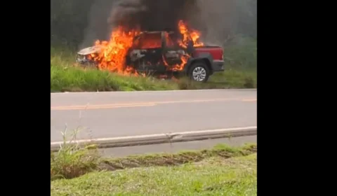 VEJA VÍDEO: carro pega fogo e fica destruído na BR-174