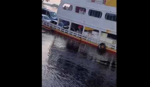 VÍDEO: barco que fazia trajeto entre São Gabriel da Cachoeira e Santa Isabel do Rio Negro encalha após bater em pedra