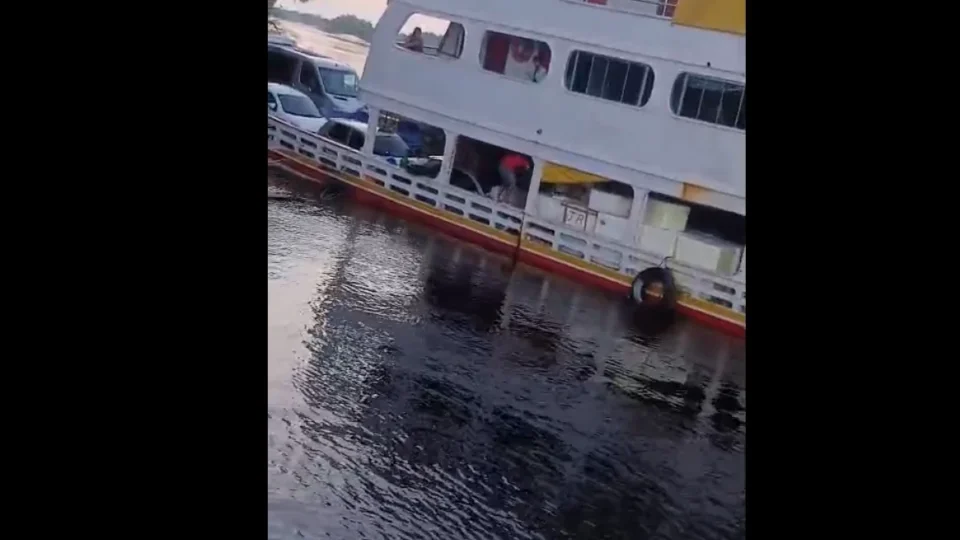 VÍDEO: barco que fazia trajeto entre São Gabriel da Cachoeira e Santa Isabel do Rio Negro encalha após bater em pedra