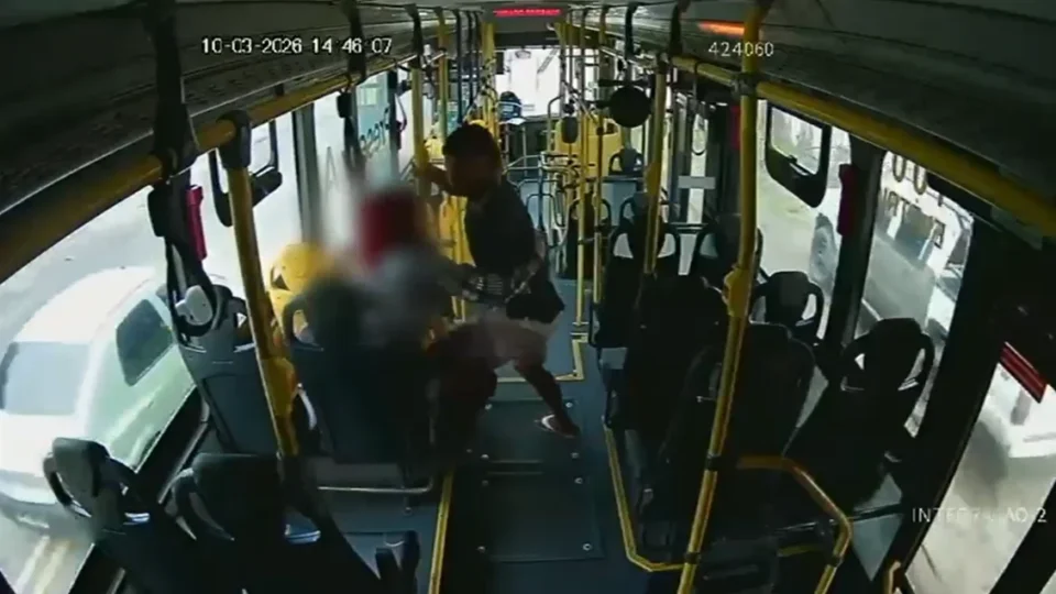 Polícia procura homem que esfaqueou passageira durante assalto em ônibus da linha 026, em Manaus