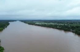 Marca de 10,34 metros eleva risco de alagamentos e mobiliza Defesa Civil no município.