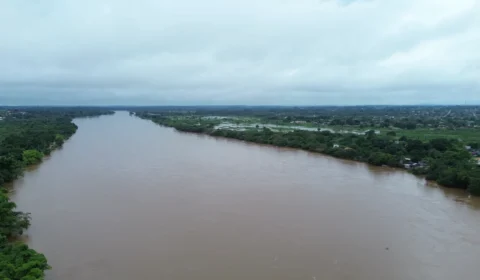 Marca de 10,34 metros eleva risco de alagamentos e mobiliza Defesa Civil no município.