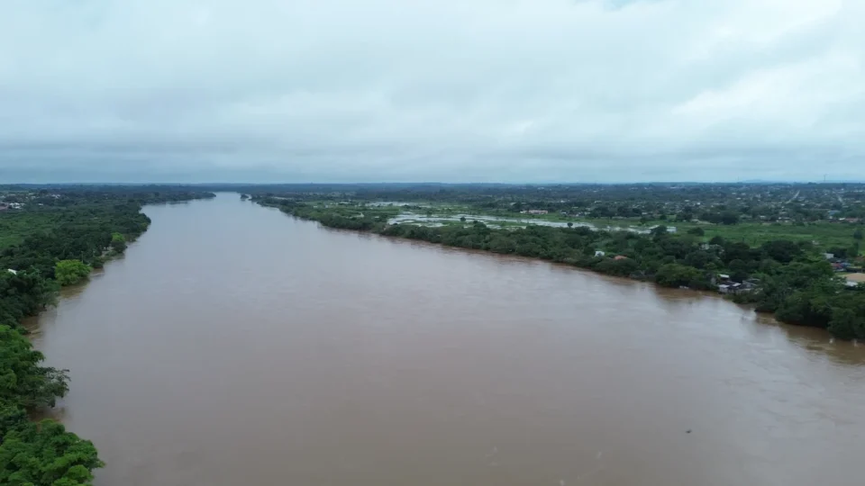 Marca de 10,34 metros eleva risco de alagamentos e mobiliza Defesa Civil no município.