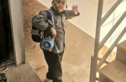 Foto de menino acenando para a mãe antes de morrer em ataque a escola no Irã viraliza