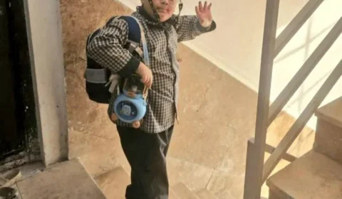 Foto de menino acenando para a mãe antes de morrer em ataque a escola no Irã viraliza