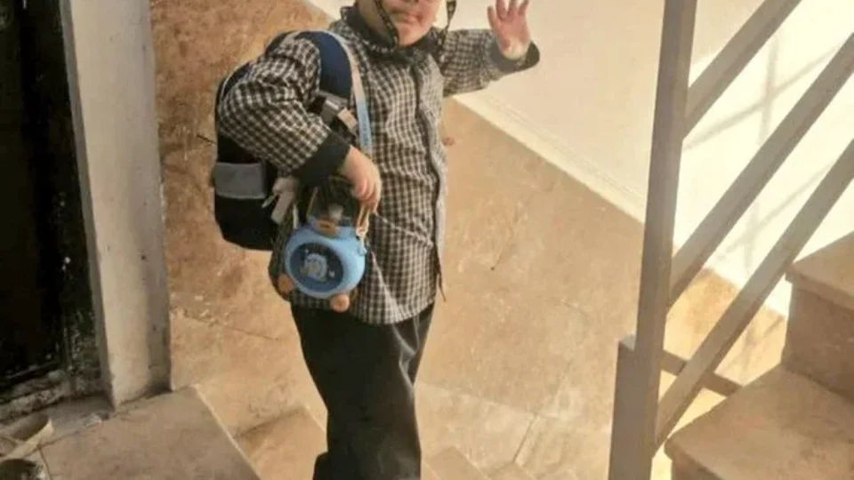 Foto de menino acenando para a mãe antes de morrer em ataque a escola no Irã viraliza