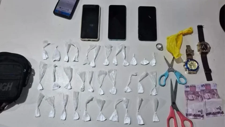 PM prende três homens por tráfico em casa usada como ponto de drogas