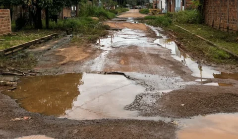 Moradores denunciam ruas com lama e buracos no bairro Teixeirão em Porto Velho