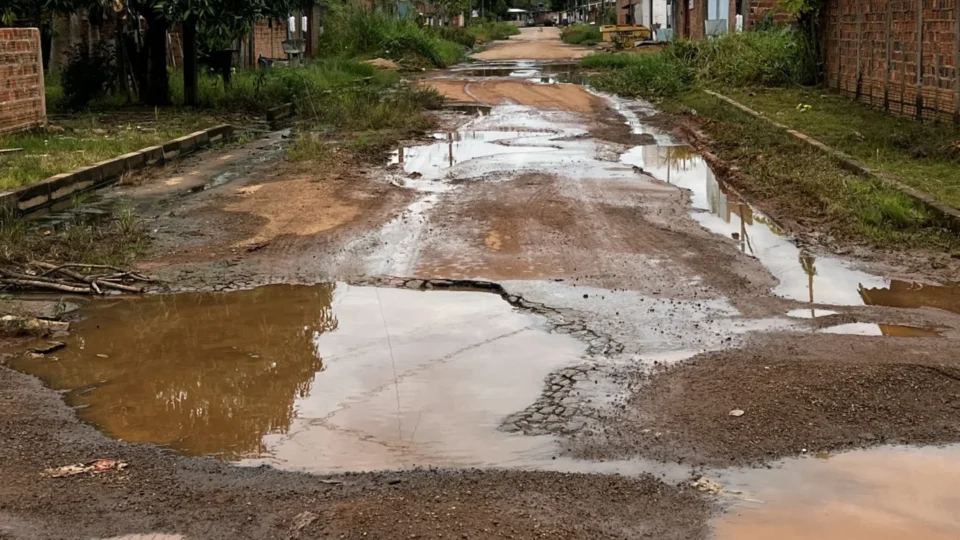 Moradores denunciam ruas com lama e buracos no bairro Teixeirão em Porto Velho