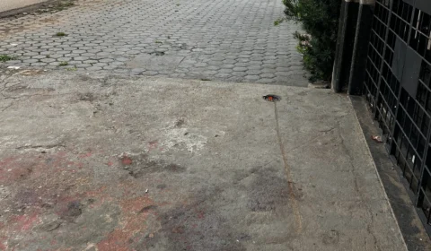 Idoso é encontrado ferido com golpe de faca e versão inicial levanta dúvidas