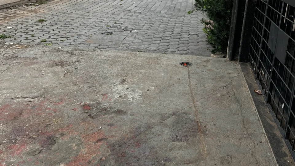 Idoso é encontrado ferido com golpe de faca e versão inicial levanta dúvidas