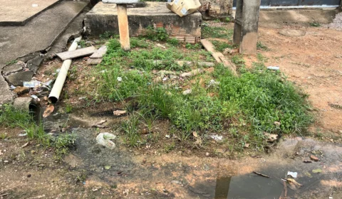 Moradores denunciam vazamento de esgoto e risco de acidentes na zona Sul de Porto Velho