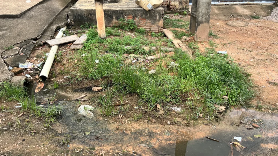 Moradores denunciam vazamento de esgoto e risco de acidentes na zona Sul de Porto Velho
