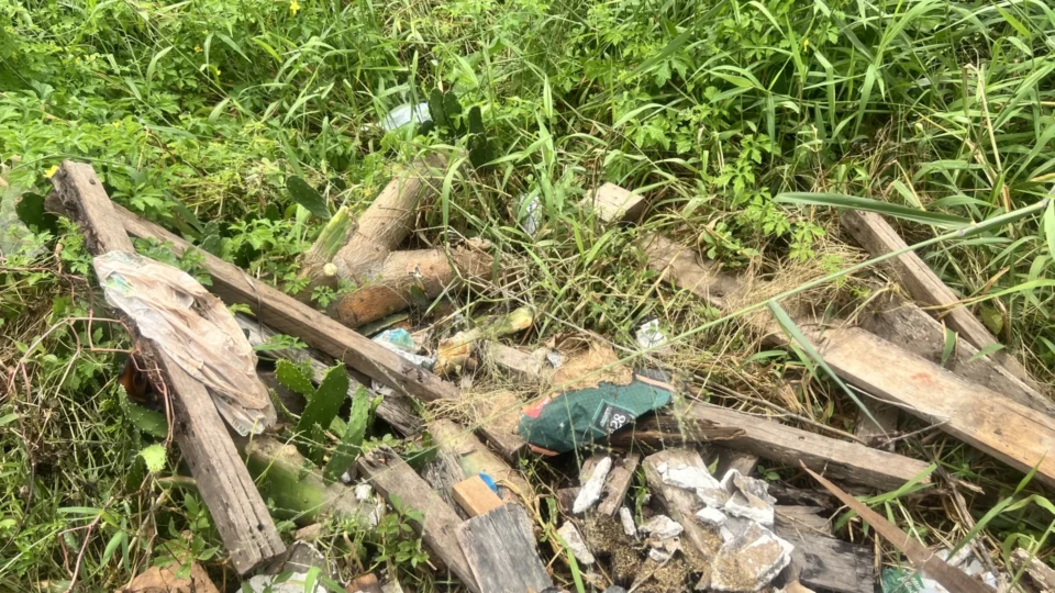 Moradores denunciam lixo e uso de drogas em terreno no bairro Lagoinha