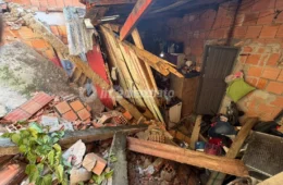 Muro desaba e atinge três casas no bairro Compensa, em Manaus