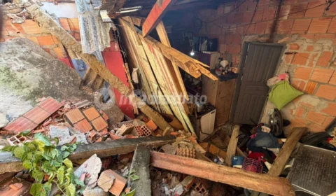 Muro desaba e atinge três casas no bairro Compensa, em Manaus