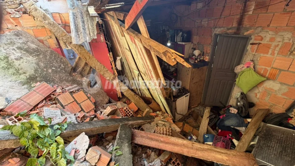 Muro desaba e atinge três casas no bairro Compensa, em Manaus