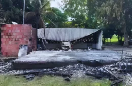 Raio atinge residência e destrói casa de família em Presidente Figueiredo