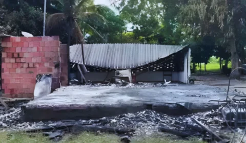 Raio atinge residência e destrói casa de família em Presidente Figueiredo