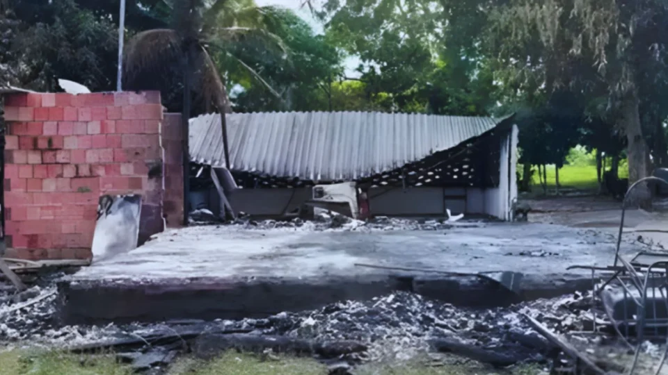 Raio atinge residência e destrói casa de família em Presidente Figueiredo