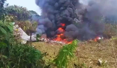 Avião militar cai com mais de 100 a bordo e deixa dezenas de mortos na Colômbia