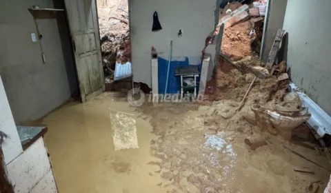 Barranco cede durante chuva e atinge casas no bairro Nova Cidade, em Manaus
