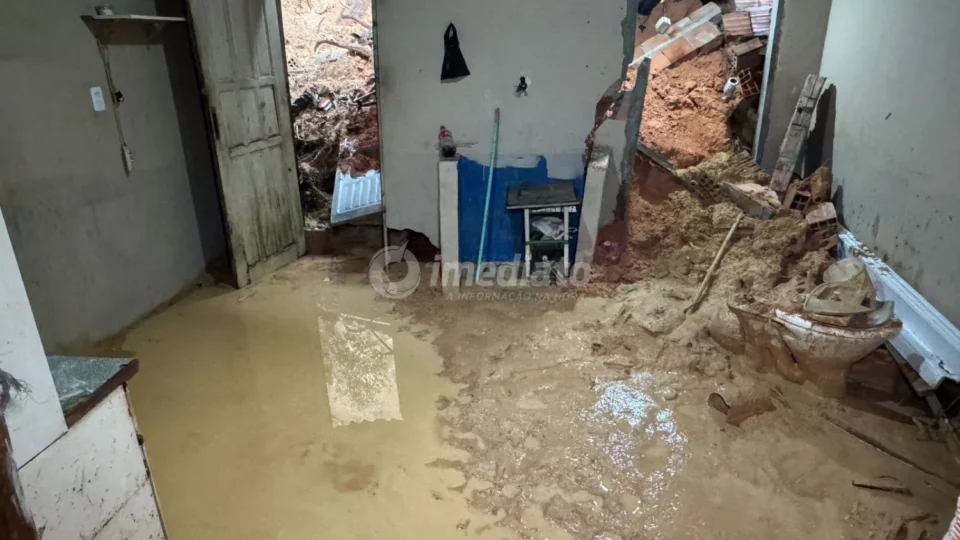 Barranco cede durante chuva e atinge casas no bairro Nova Cidade, em Manaus