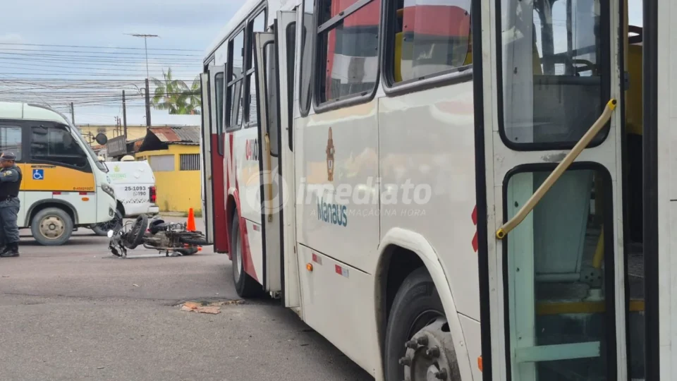 Motociclista fica ferido após colidir com ônibus na zona norte de Manaus