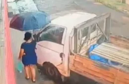 VÍDEO: Mulher é atingida de raspão e escapa de atropelamento após caminhão desgovernado invadir calçada