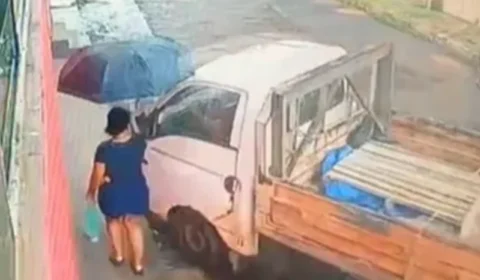 VÍDEO: Mulher é atingida de raspão e escapa de atropelamento após caminhão desgovernado invadir calçada