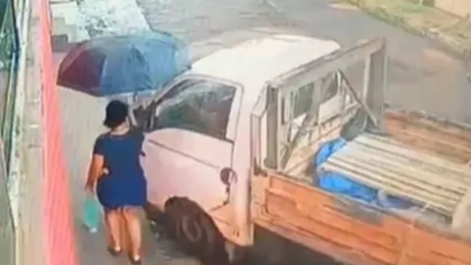 VÍDEO: Mulher é atingida de raspão e escapa de atropelamento após caminhão desgovernado invadir calçada