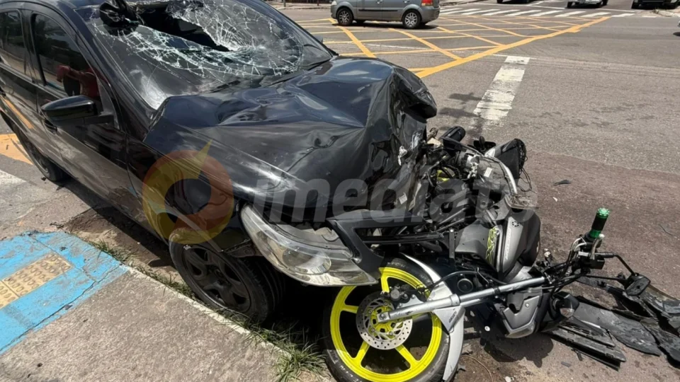 Vídeo: Motorista avança sinal vermelho e provoca grave acidente com cinco feridos no bairro Crespo em Manaus